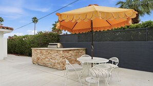 Outdoor dining - "La Veranda" a Movie Colony Palm Springs Resort Pool and View Home, #069334 (Palm Springs)