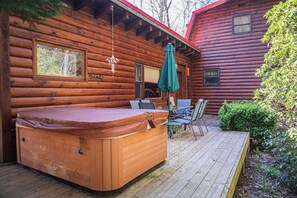 Outdoor dining - West Buffalo Creek Log Cabin (Robbinsville)