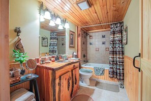 Een douche, een bubbelbad, een haardroger, handdoeken
