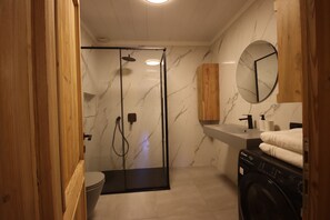 Douche, sèche-cheveux, bidet, serviettes fournies