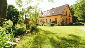 Exterior - Apartment 2 - Morning awakening - light-flooded maisonette in the count's forester's lodge (Temmen-Ringenwalde)
