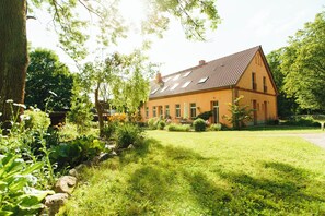 Exterior - Apartment 2 - Morning awakening - light-flooded maisonette in the count's forester's lodge (Temmen-Ringenwalde)