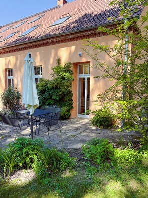 Outdoor dining - Apartment 2 - Morning awakening - light-flooded maisonette in the count's forester's lodge (Temmen-Ringenwalde)