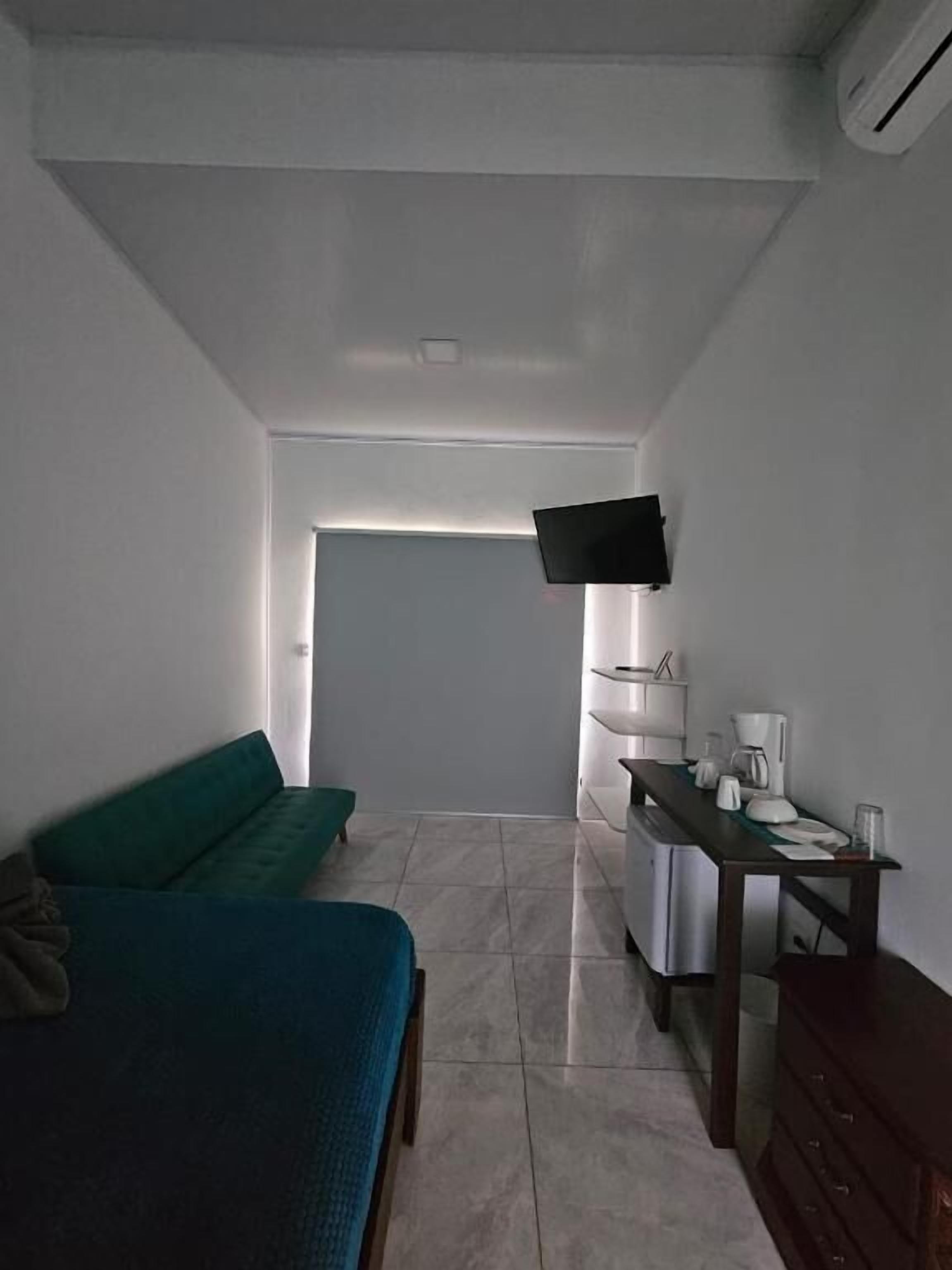 Habitació doble estàndard, balcó, vistes al mar | Sala d'estar | Televisor 