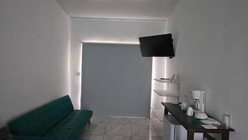 Habitació doble estàndard, balcó, vistes al mar | Sala d'estar | Televisor