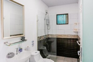 Apartment, Balcony, Sea View | Bathroom - Oceans Breeze Apartment & Rooms (Puerto Viejo de Talamanca)