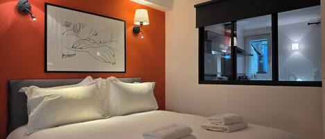 Tabla de planchar con plancha, wifi y ropa de cama