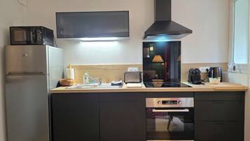 Fridge, microwave, oven, coffee/tea maker