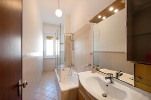 Shower, hair dryer, bidet, towels - Casa Aladino By Arenzanohost (Arenzano)