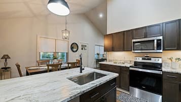 冰箱、微波炉、烤箱、炉灶