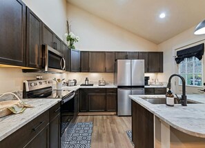 冰箱、微波炉、烤箱、炉灶