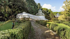 A garden with a greenhouse structure and a pathway. - Casa Azzurra - One Bedroom Apartment, Sleeps 4 (Arenzano)