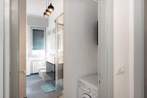 Shower, hair dryer, bidet, towels - Casa Azzurra - One Bedroom Apartment, Sleeps 4 (Arenzano)