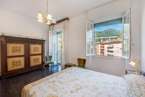 3 bedrooms, iron/ironing board, bed sheets - Casa Buonarroti - Two Bedroom Apartment, Sleeps 4 (Arenzano)