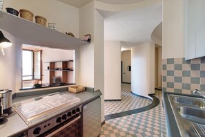 Frigorífico, horno, placa de cocina y lavavajillas