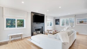 Smart TV, stereo - Classic Shingled Cape in Quogue, Private Pool, Expansive Deck, Prime... (Quogue)