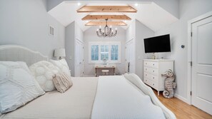4 bedrooms, iron/ironing board, Internet, bed sheets - Classic Shingled Cape in Quogue, Private Pool, Expansive Deck, Prime... (Quogue)