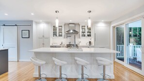 Mikroaaltouuni, uuni, liesi, kahvin-/teenkeitin