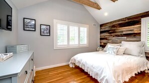 4 bedrooms, iron/ironing board, Internet, bed sheets