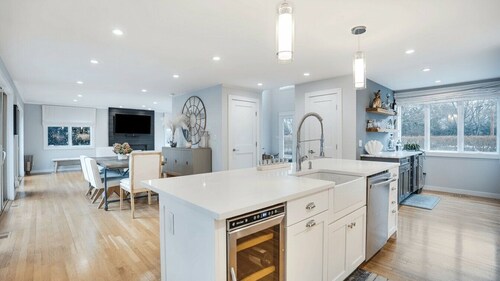 Classic Shingled Cape in Quogue, Private Pool, Expansive Deck, Prime...