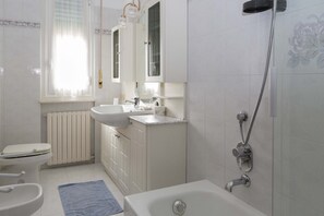 Secadora de cabello, bidet, toallas 