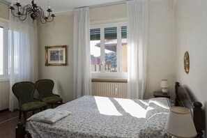 Iron/ironing board, bed sheets - Casa Enrica - Two Bedroom Apartment, Sleeps 4 (Arenzano)