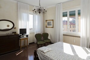 Iron/ironing board, bed sheets - Casa Enrica - Two Bedroom Apartment, Sleeps 4 (Arenzano)