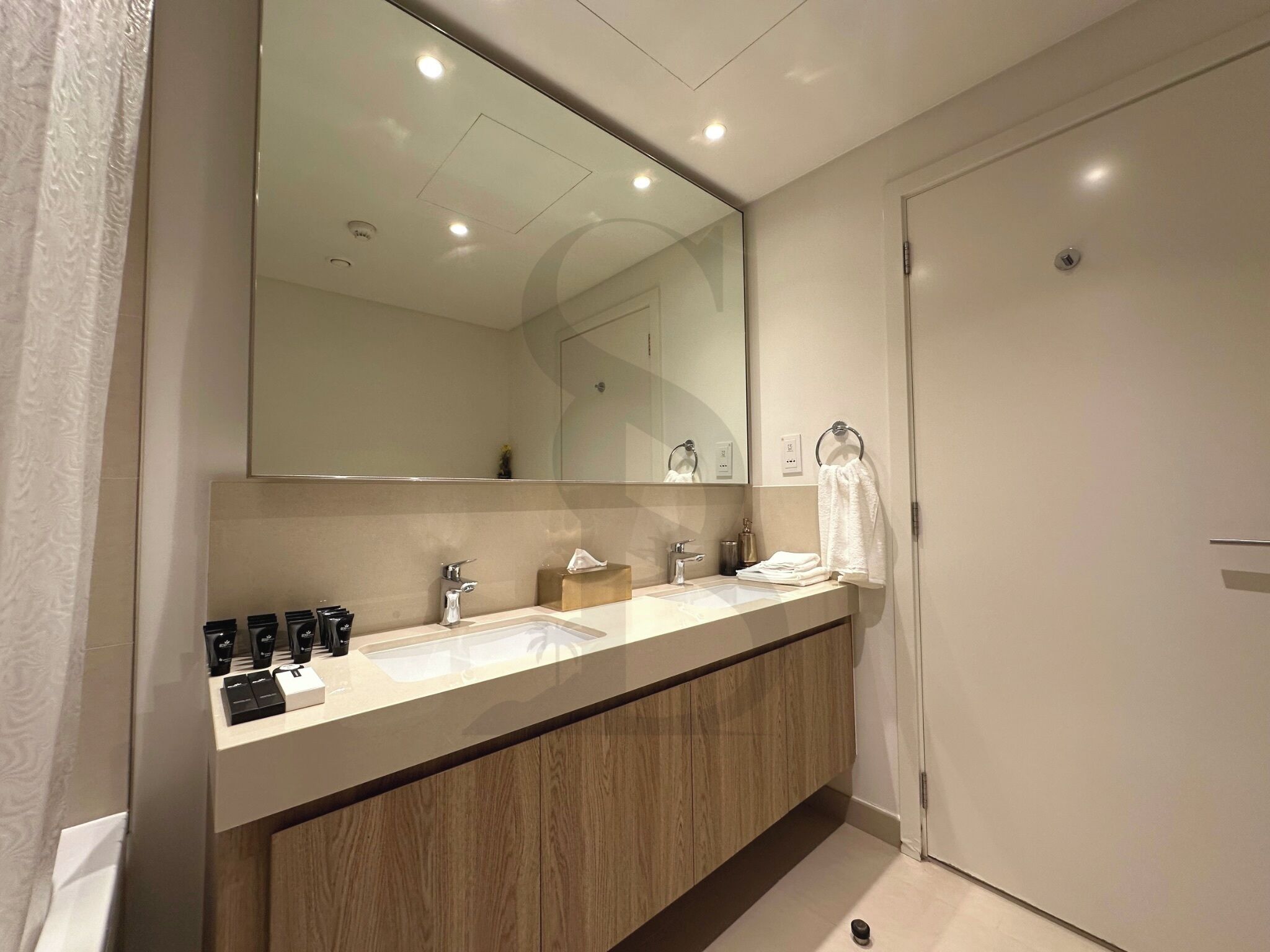 Toalhas de banho, sabonete, shampoo, papel higiênico