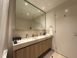 Toalhas de banho, sabonete, shampoo, papel higiênico