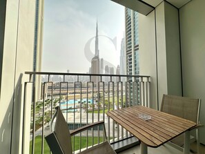 Outdoor dining - Burj Khalifa View Opposite to Dubai Mall (Dubai)