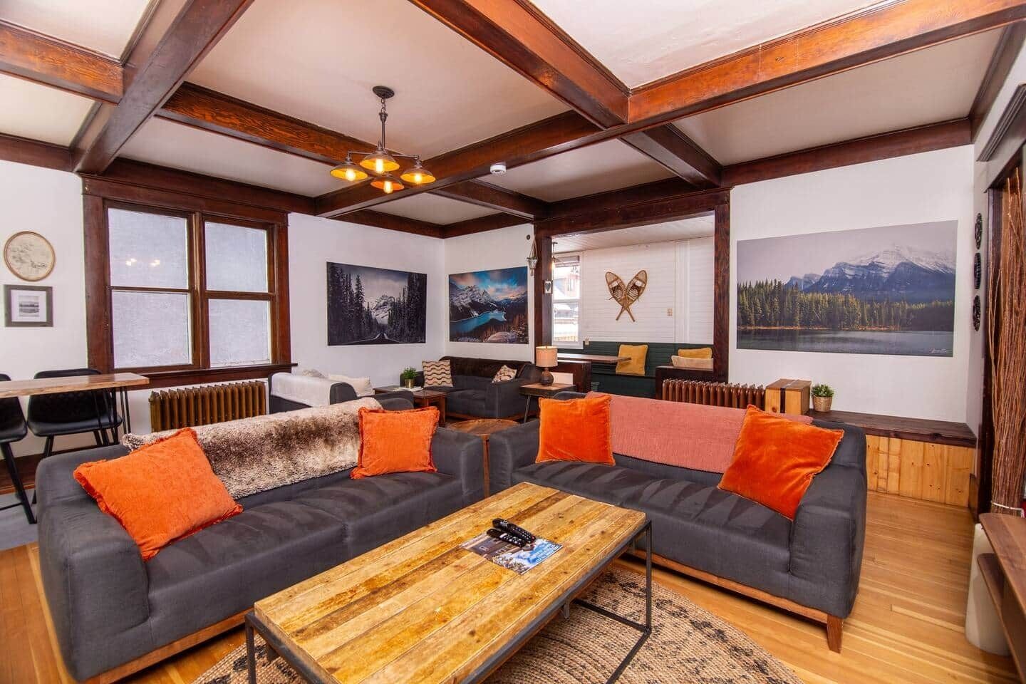 Un salon moderne avec deux canapés, une table basse et une cheminée.