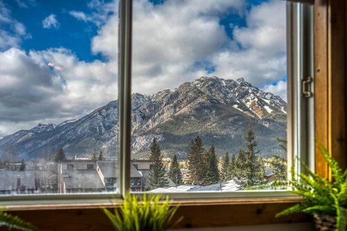 Massive Mountain House in heart of BANFF-Sleeps 23
