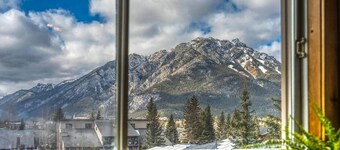 Massive Mountain House in heart of BANFF-Sleeps 23