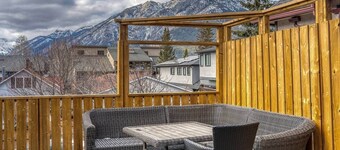Massive Mountain House in heart of BANFF-Sleeps 23