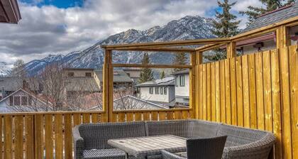 Massive Mountain House in heart of BANFF-Sleeps 23