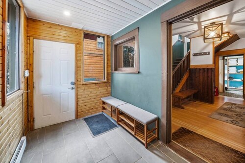 Massive Mountain House in heart of BANFF-Sleeps 23