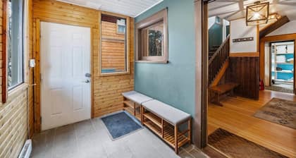 Massive Mountain House in heart of BANFF-Sleeps 23