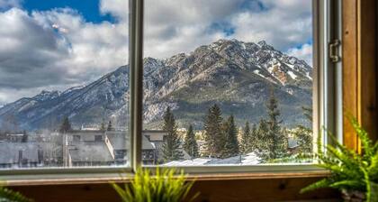 Massive Mountain House in heart of BANFF-Sleeps 23