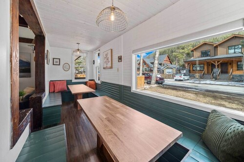 Massive Mountain House in heart of BANFF-Sleeps 23