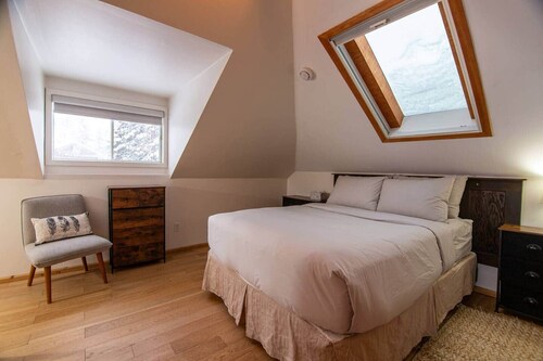 Massive Mountain House in heart of BANFF-Sleeps 23