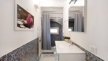 Doccia, bidet, asciugamani