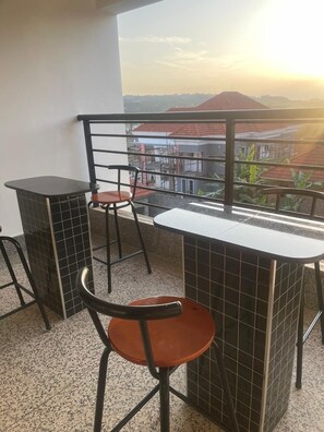 Outdoor dining - Bauhinia 21 Apartments - Entebbe (Entebbe)