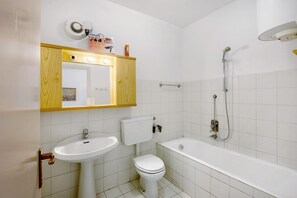 Sèche-cheveux, bidet, serviettes fournies