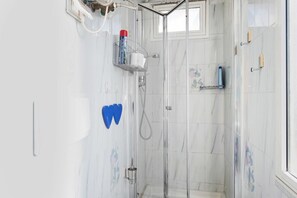 Shower, hair dryer, bidet, towels - Casa Monica - One Bedroom Apartment, Sleeps 3 (Arenzano)