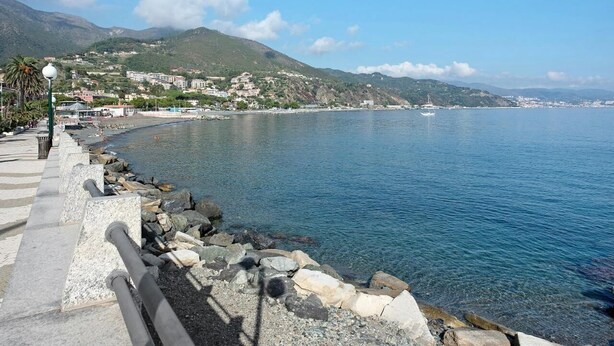 A coastal walkway with a rocky edge, leading to a calm sea. - Casa Olivette - Two Bedroom Apartment, Sleeps 5 (Arenzano)