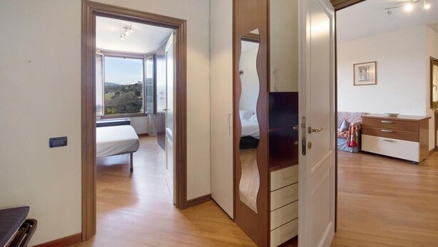 Una camera da letto con un letto, un armadio e vista sull'esterno.