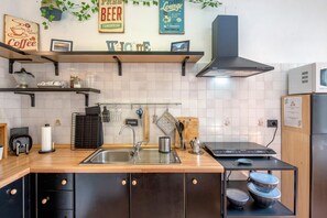 Réfrigérateur, micro-ondes, plaque de cuisson, grille-pain