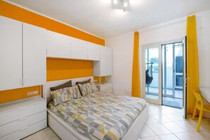 1 dormitorio, tabla de planchar con plancha, ropa de cama