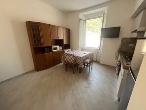Fridge, microwave, oven, stovetop - Casa Camilli - Two Bedroom Apartment, Sleeps 5 (Genova)