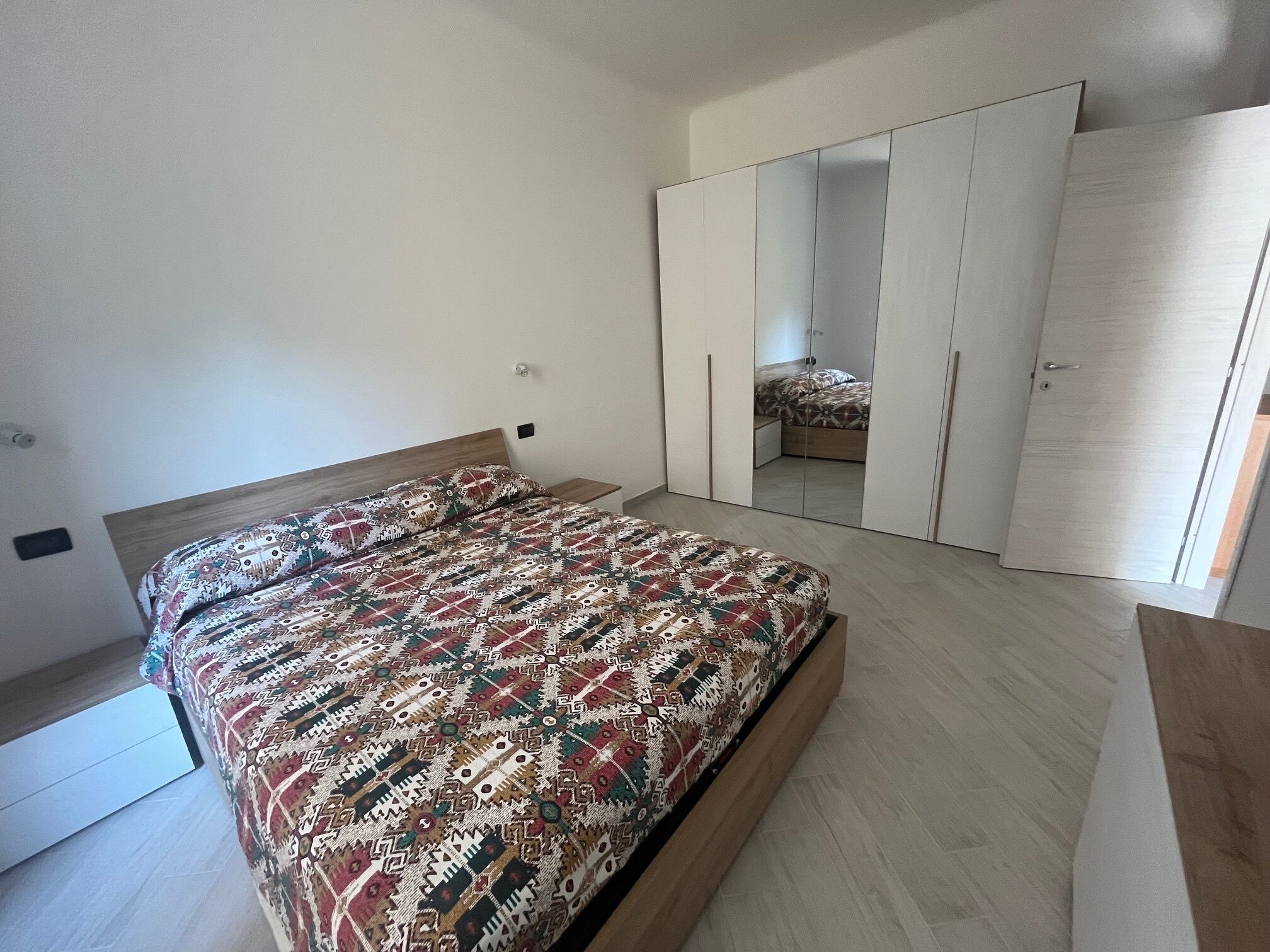 Iron/ironing board, bed sheets